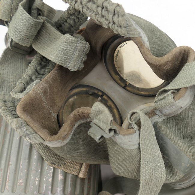 WH (Heer) Gasmask with short type Canister — image 4