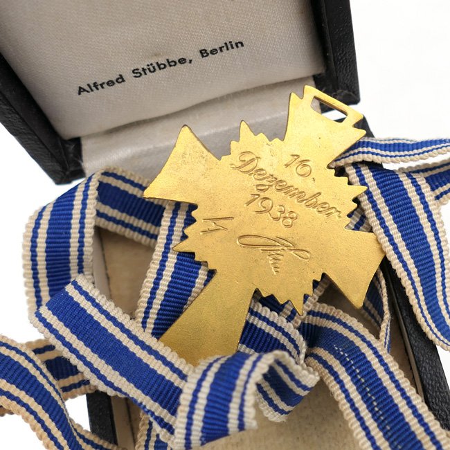 Cased Mother's Cross in Gold — image 3