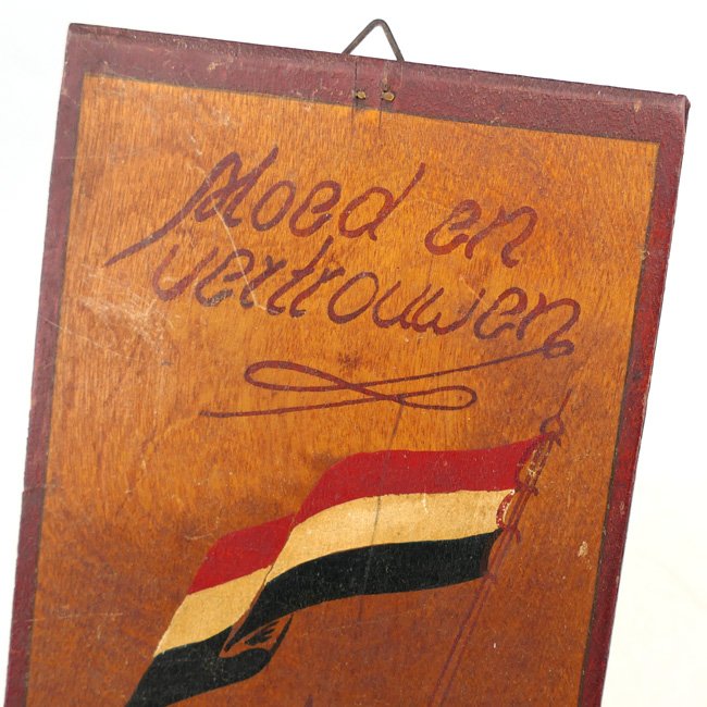 Dutch Wooden Wall Plate 'Moed en Vertrouwen' — image 2