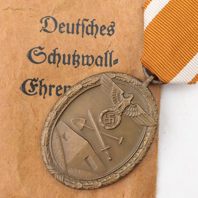 Westwall Medal with Pouch 'Hymmen & Co' — image 2