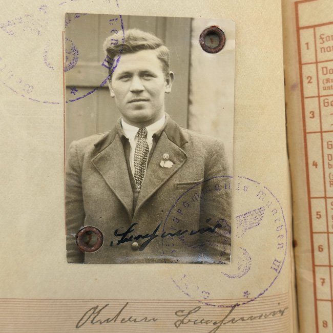 WH (Heer) Wehrpaß - KIA — image 3