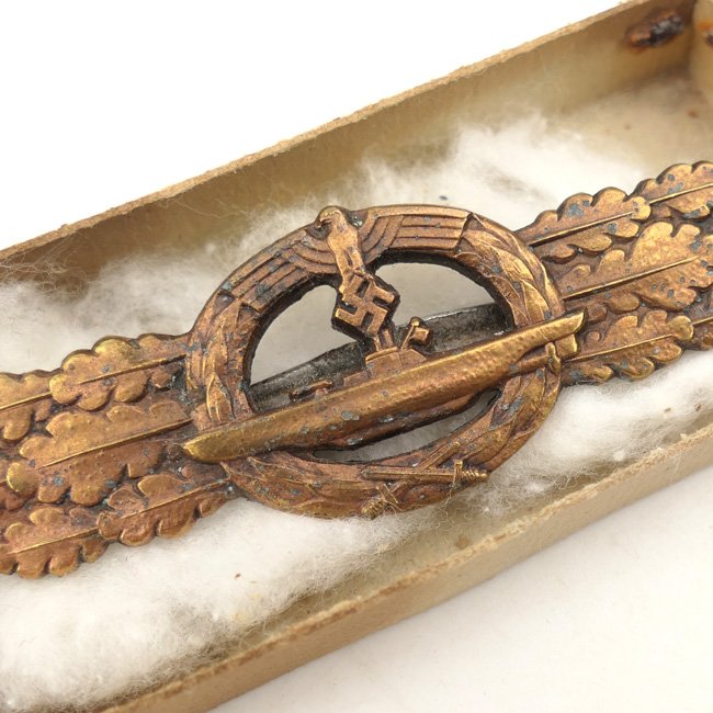 Kriegsmarine U-Boat Front Clasp in Bronze in Box — image 2