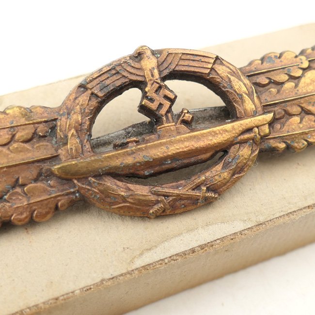 Kriegsmarine U-Boat Front Clasp in Bronze in Box — image 4