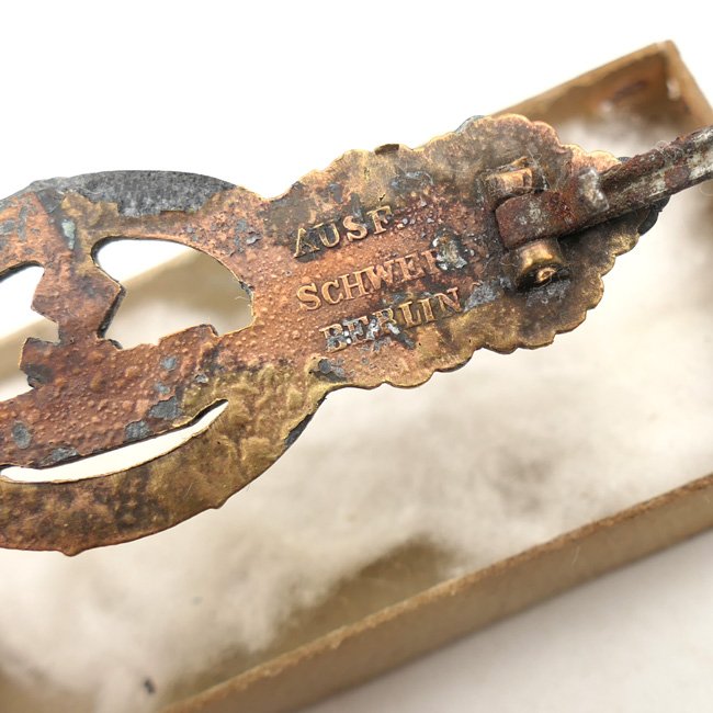 Kriegsmarine U-Boat Front Clasp in Bronze in Box — image 7