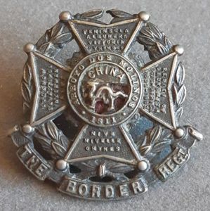 BRITISH - The Border Regiment White Metal Collar Badge (Churchill …