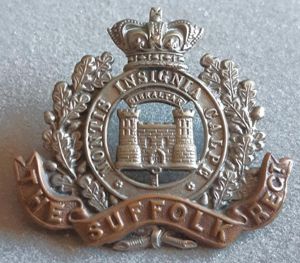 BRITISH - The Suffolk Regiment. - Bi-Metal QVC Hat Badge …