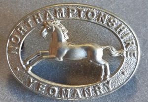 BRITISH The Northamptonshire Yeomanry White Metal Hat Badge (KK2344)
