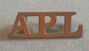 'A.P.L.' (ADEN PROTECTORATE LEVIES – 1953-61) Brass Shoulder Title
