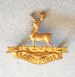 BEDFORDSHIRE Regiment GILT Officer's Badge