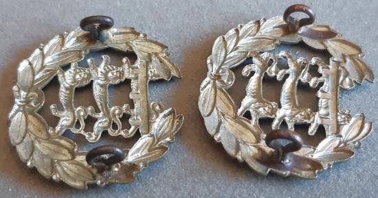 BRITISH - 1st Vol Battalion -The Royal Leicestershire Regt Pair White Metal Collar Badges (Churchill 542) — image 2