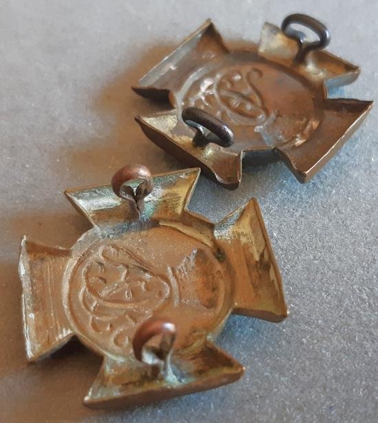 BRITISH - The Wiltshire Regiment Pair Gilding Metal Collar Badges (Churchill 1502) — image 2