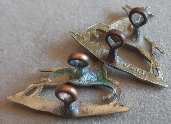 BRITISH - The 6th (Inniskilling) Dragoons Pair White Metal Collar Badges — image 2