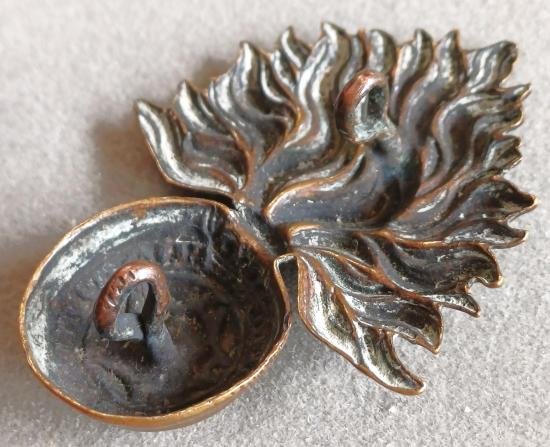 BRITISH - Royal Fusiliers (City of London Regiment) QVC Grenade Badge — image 2