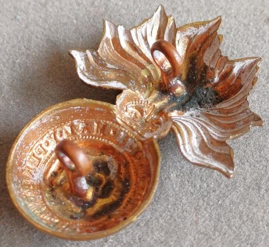 BRITISH - Royal Fusiliers (City of London Regiment) K/C Field Service Hat Grenade Badge — image 2