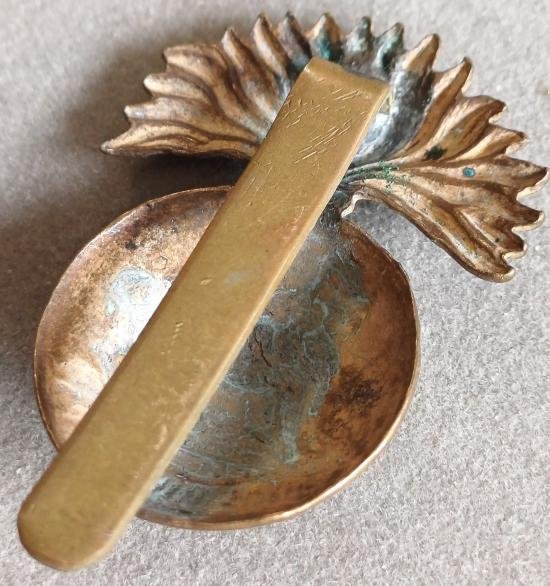 BRITISH - Royal Munster Fusiliers Gilding Metal Grenade Badge (WW1 Economy) — image 2