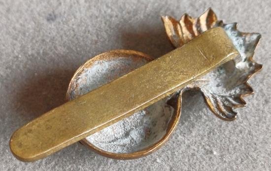 BRITISH - Royal Irish Fusiliers B/M Grenade Badge (Small) (KK694) — image 2