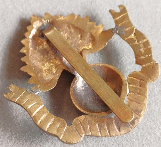 BRITISH - 25th Battalion (Frontiersman) Royal Fusiliers Cast Gilding Metal Hat (KK1143) — image 2