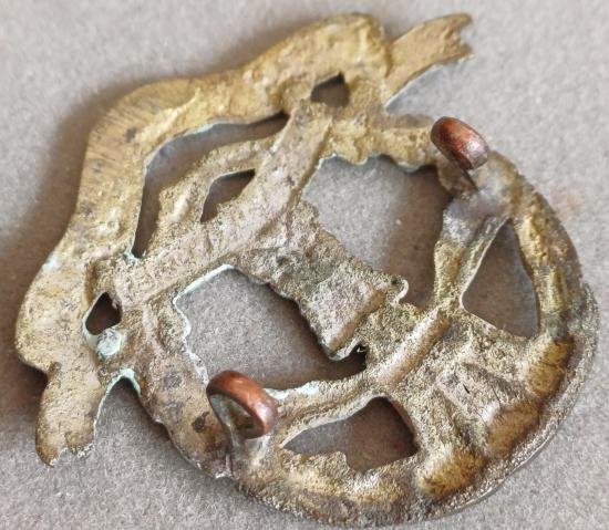 BRITISH - The Middlesex Regt. Sand Cast Brass Hat Badge (KK 672 Similar) — image 2