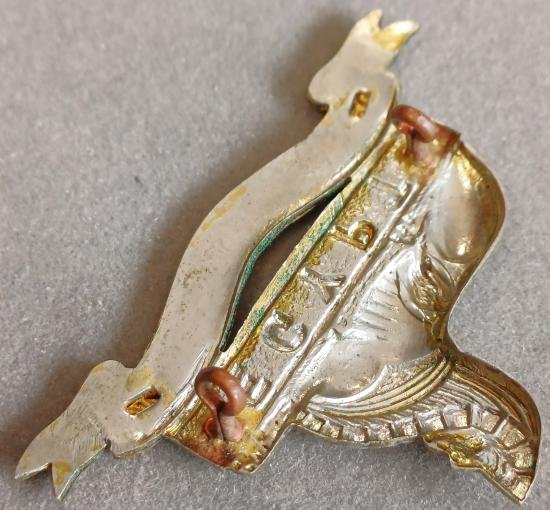 BRITISH - The Royal Lincolnshire Regiment Bi-Metal Hat Badge (KK 1978) — image 2