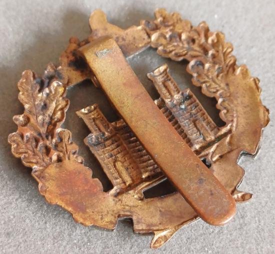 BRITISH - The Essex Regt. (8th Territorial Battalion) Bi-Metal Hat Badge (KK 1739) — image 2