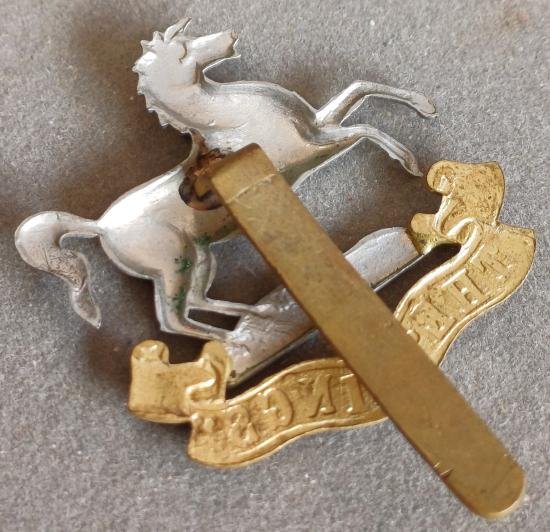 BRITISH - The King's (Liverpool Regiment) Bi-Metal Hat Badge (KK 598) — image 2