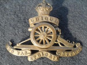 WW1-WW2 Royal Artillery Officer's Gilt Cap Badge - Maker named