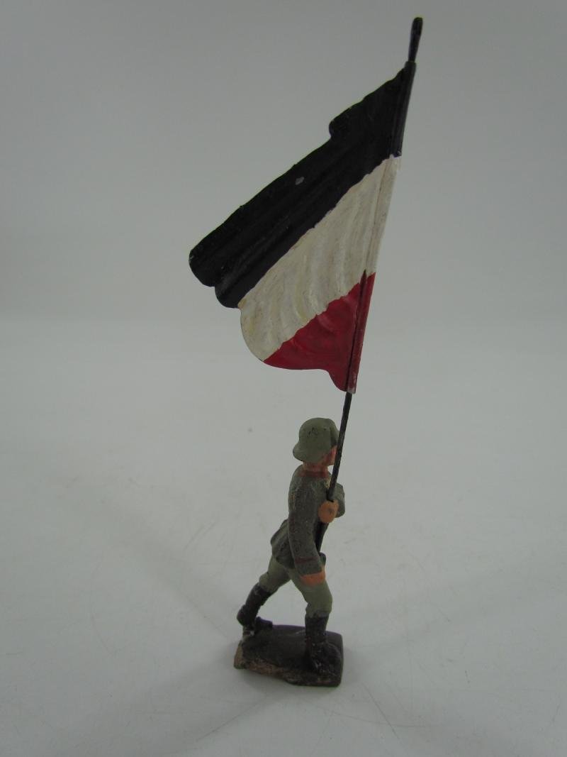 Lineol - standard bearer marching, with national flag — image 2