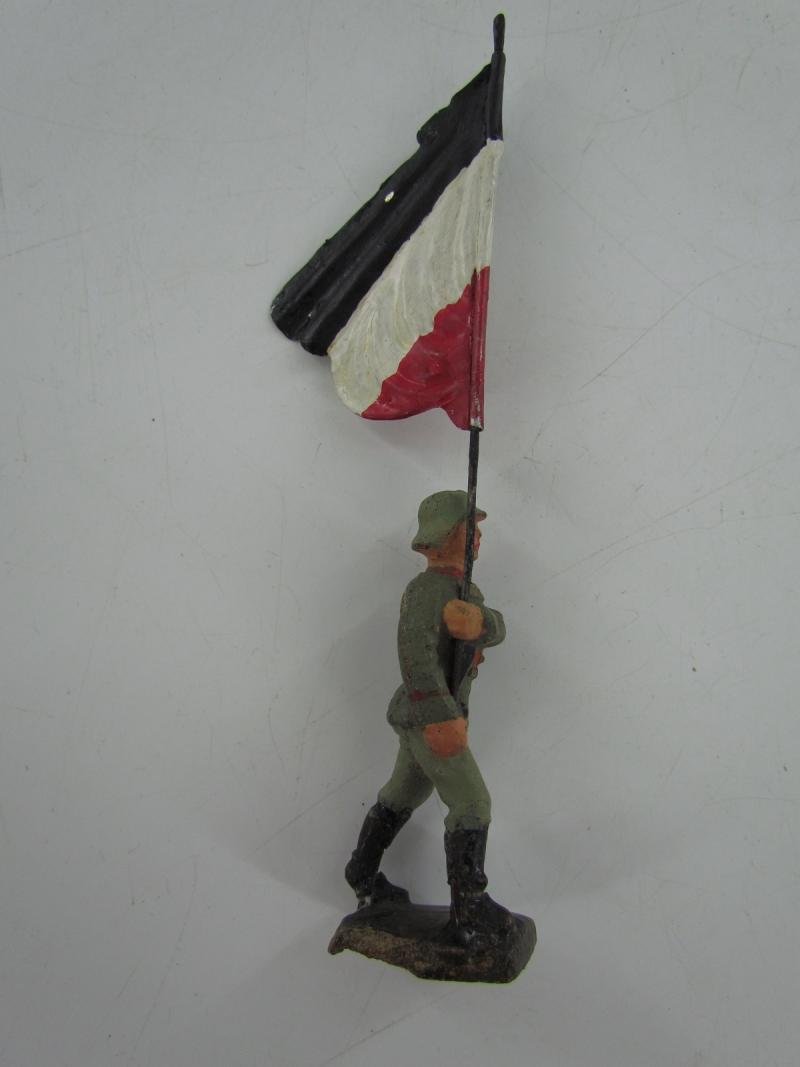 Lineol - standard bearer marching, with national flag — image 3