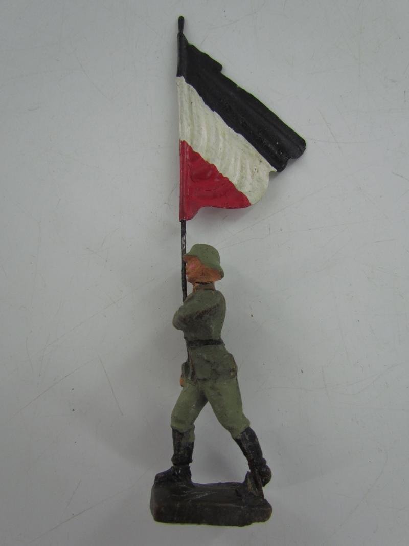 Lineol - standard bearer marching, with national flag — image 4