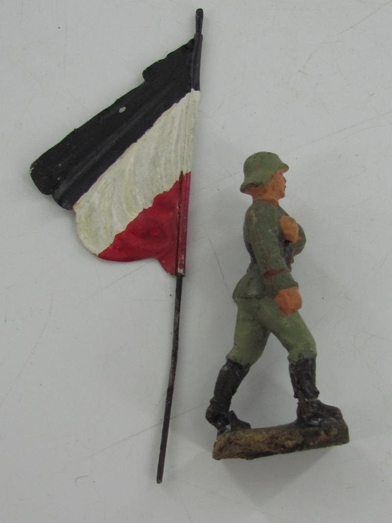 Lineol - standard bearer marching, with national flag — image 6