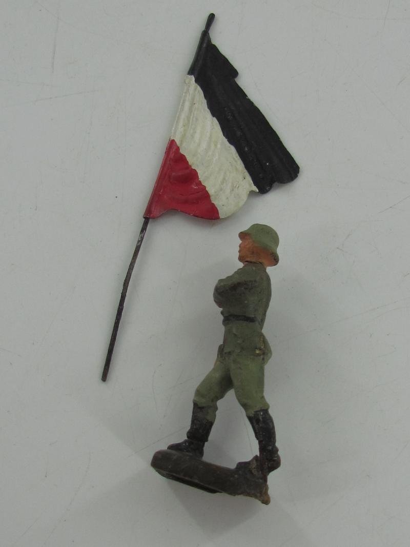 Lineol - standard bearer marching, with national flag — image 8