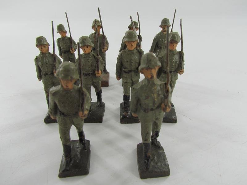 Grouping of 10x Lineol German Toy Soldiers — image 2