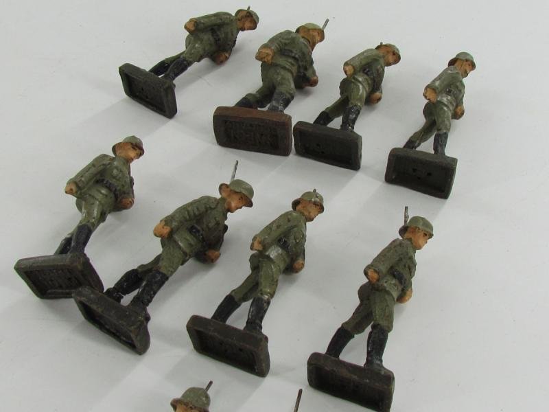Grouping of 10x Lineol German Toy Soldiers — image 8