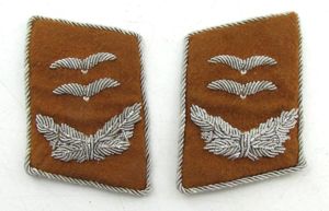 Luftwaffe Nachrichten Collar Tabs 'Oberleutnant '.