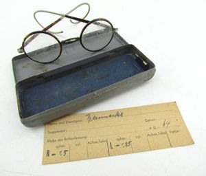 Wehrmacht 'Maskenbrille' in Container