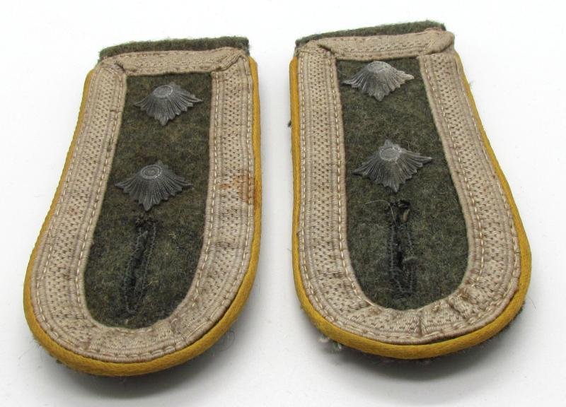 Wehrmacht (Heer) M43 Signals 'Oberfeldwebel' shoulder boards — image 2