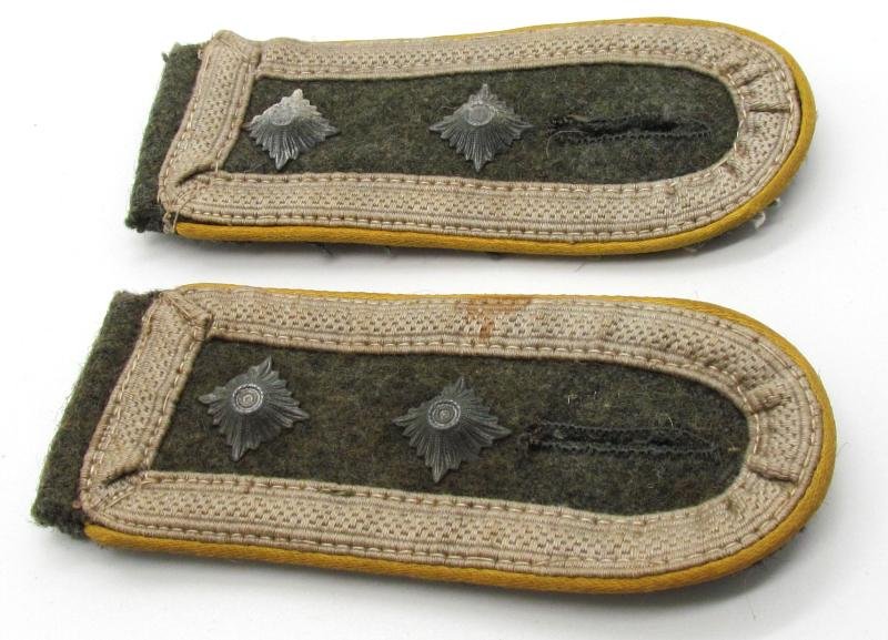 Wehrmacht (Heer) M43 Signals 'Oberfeldwebel' shoulder boards — image 3