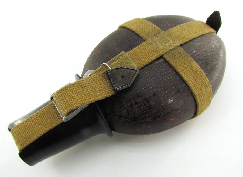 Wehrmacht 'Coconut' M31 Canteen and Cup 'H.R.E.43' — image 2