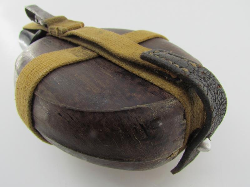 Wehrmacht 'Coconut' M31 Canteen and Cup 'H.R.E.43' — image 4