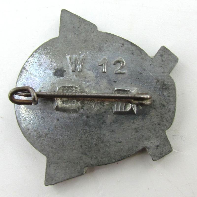 Tag der Polizei 1942 WHW (Winterhilfswerke) pin ( W12 ) — image 3