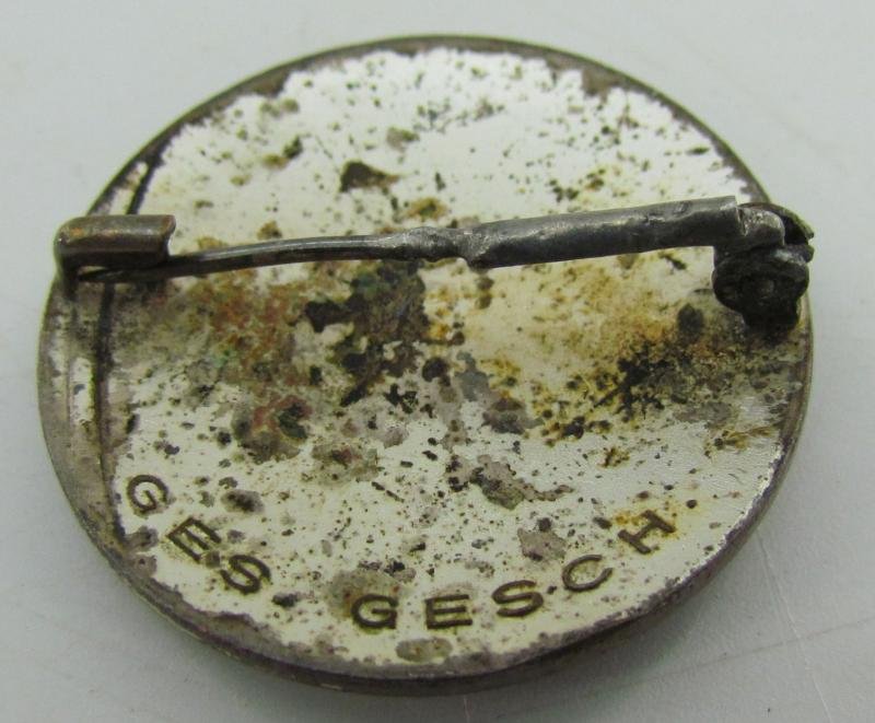 Deutsches Rotes Kreuz (DRK) Helferin Badge — image 4