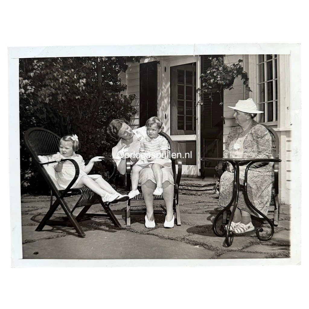 Original WWII US photo of Queen Wilhelmina, Juliana, Beatrix and Irene in 1942 in Ottawa — image 2