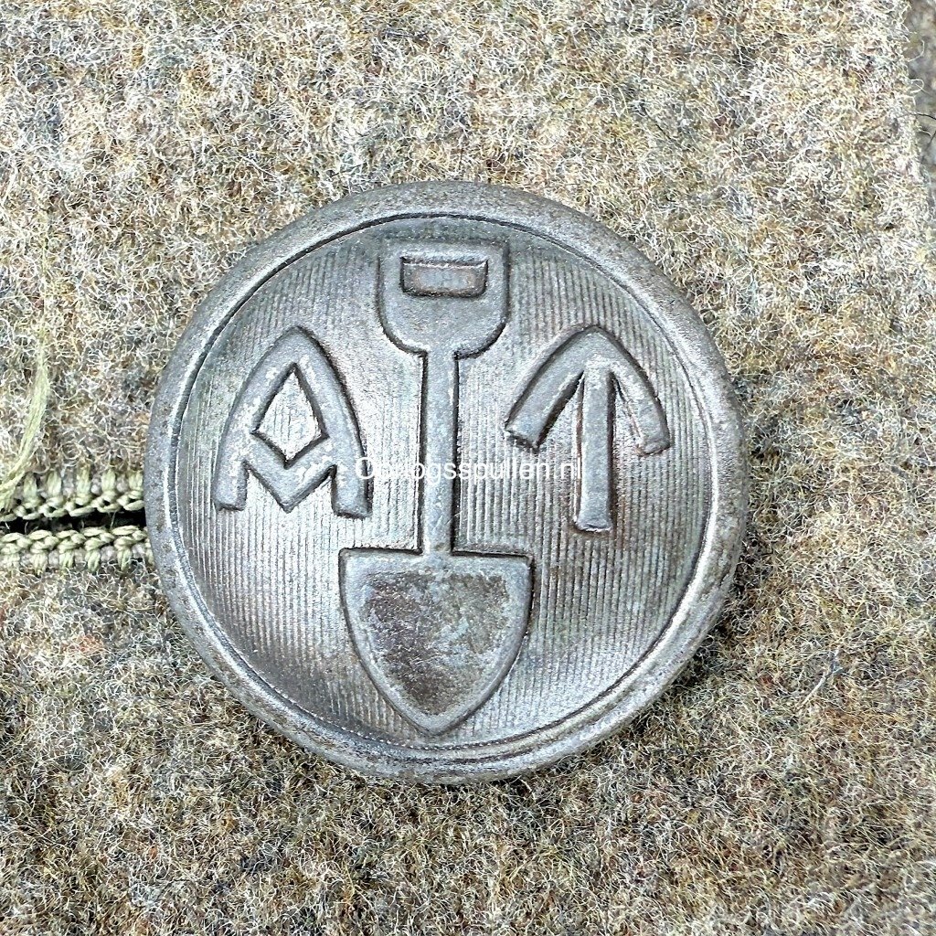 Original WWII Norwegian 'Arbeidstjeneste' overcoat — image 4