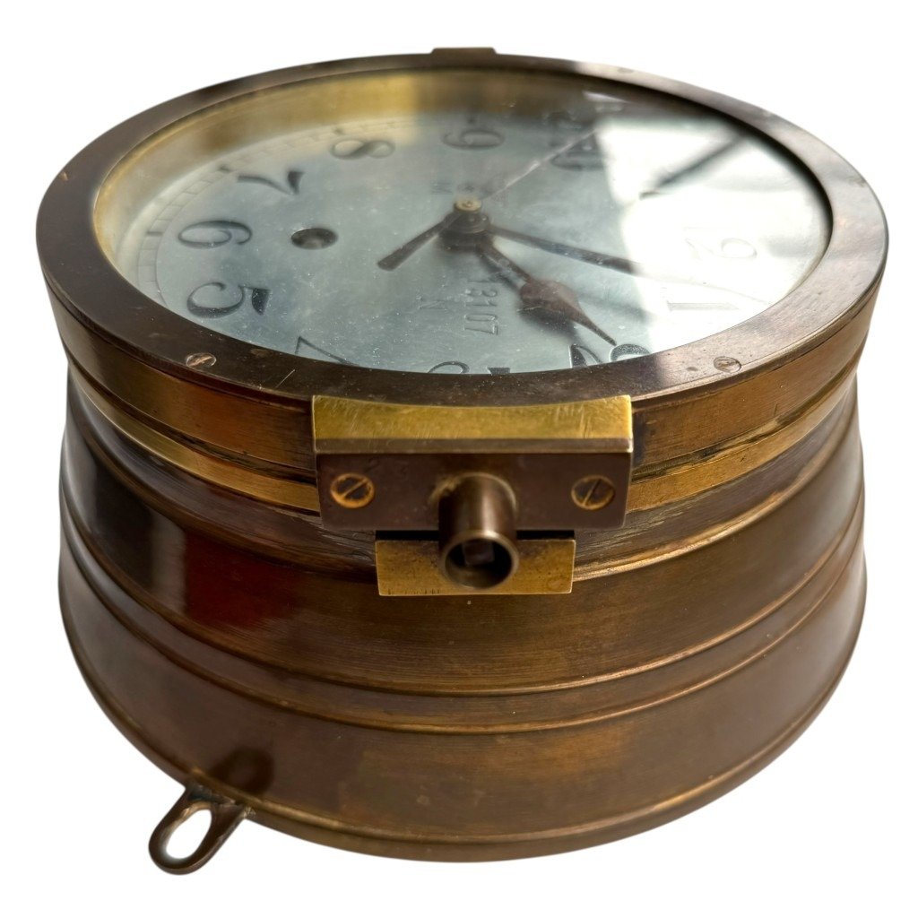 Original WWII German Kriegsmarine U-Boot clock with key — image 2