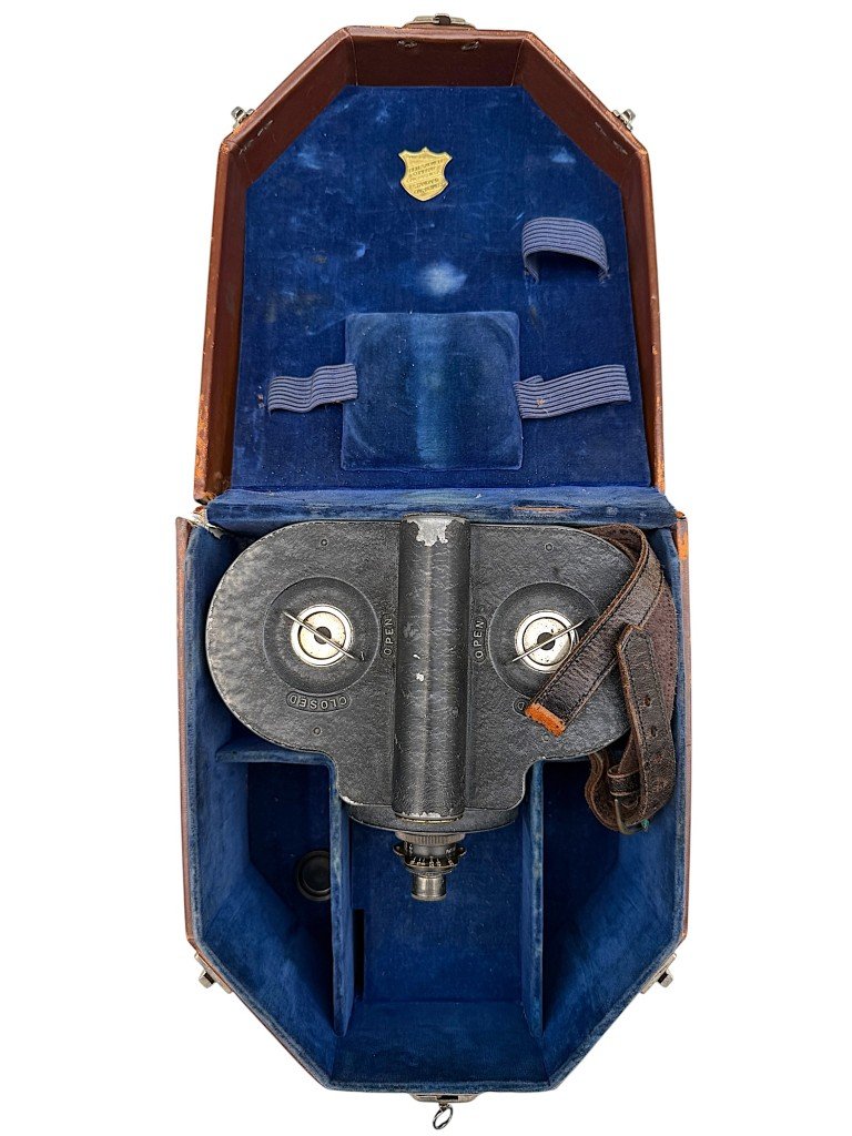 Original WWII US Bell & Howell Filmo 70-A film war correspondents camera — image 10