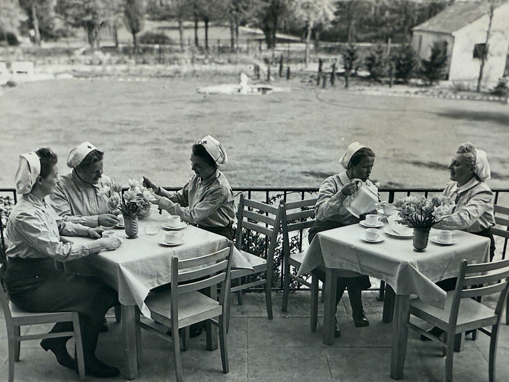 Original WWII German DRK auxiliary nurses in Berlin-Dahlem photo — image 2