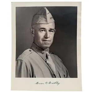 Original WWII US photo of Omar Bradley with autograph