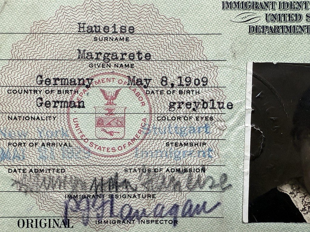 Original 1929-1936 US immigration cards from a German refuge — image 7