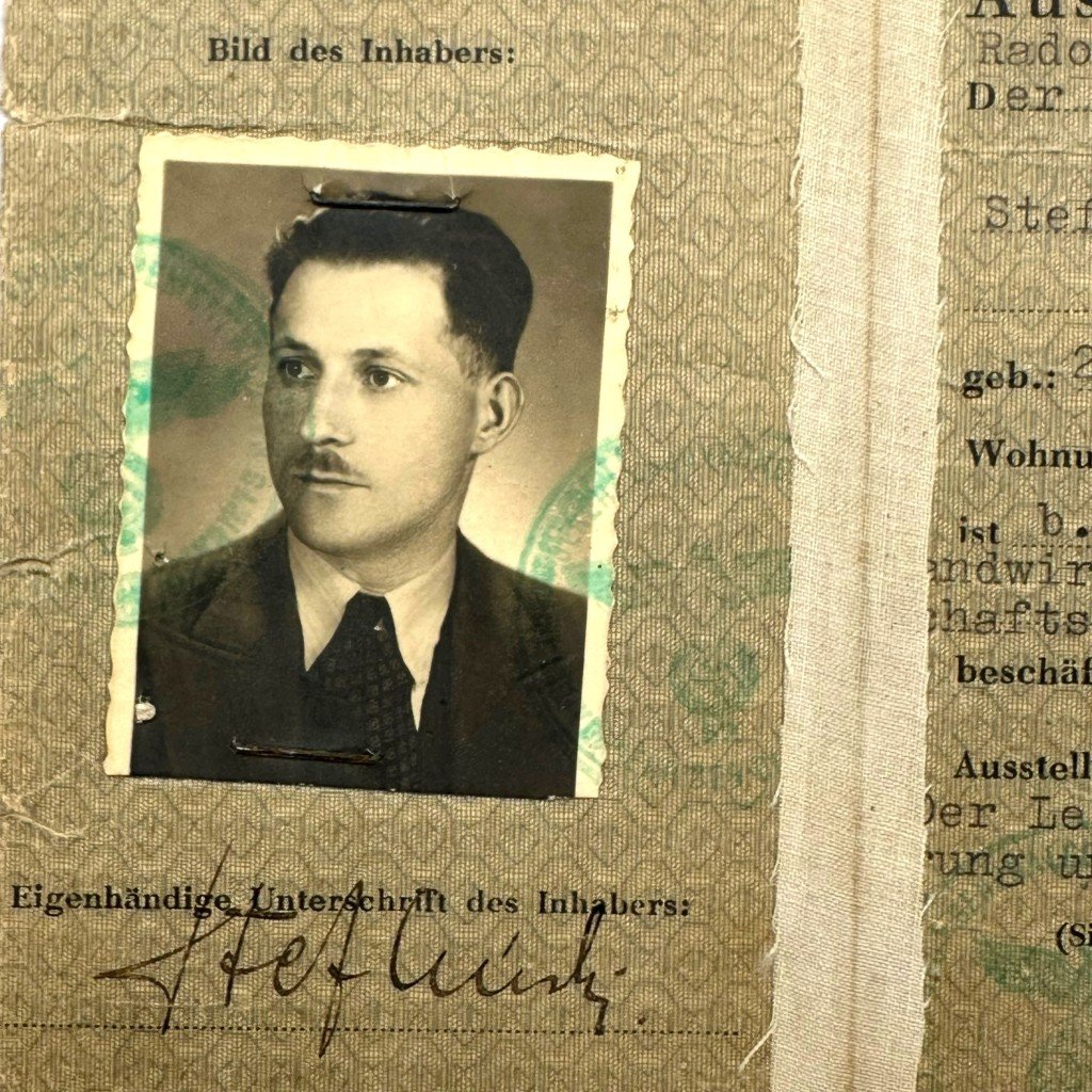 Original WWII German Personalausweis für Nichtdeutsche Verwaltungsdienstangehörige from Radom in Poland — image 3