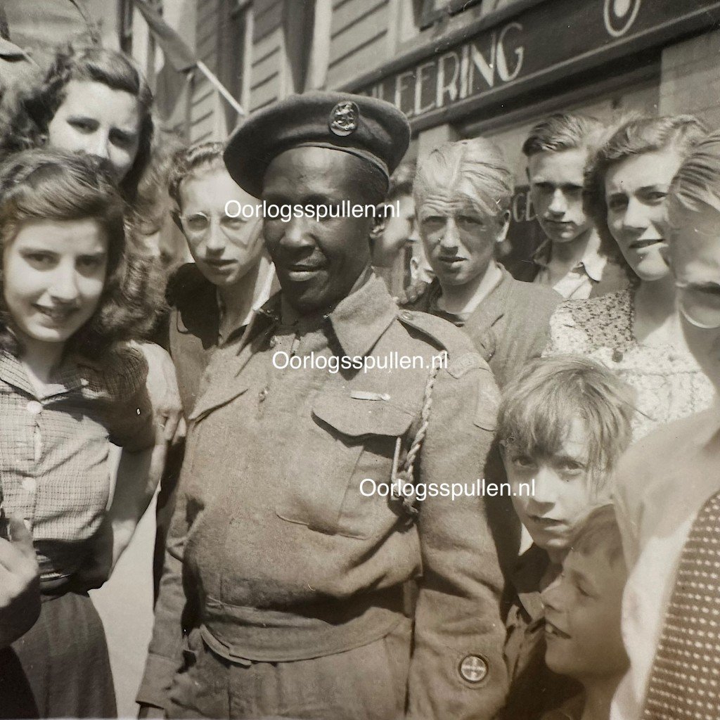 Original WWII Dutch 'Prinses Irene Brigade' liberation photo set — image 2
